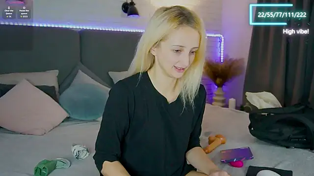 Selena Lily online show from 10-08-25, 06:11