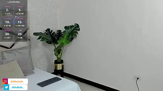 Snapshot of mike_belle chatting on 01-04-25, 02:35 mike belle online show from 01-04-25, 02:35