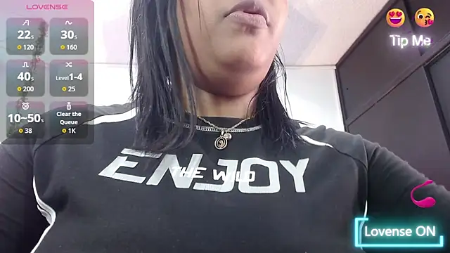 Snapshot of ozuna_sex chatting on 10-21-25, 08:20 ozuna sex online show from 10-21-25, 08:20