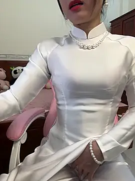    Erin    online show from 05-03-26, 02:17