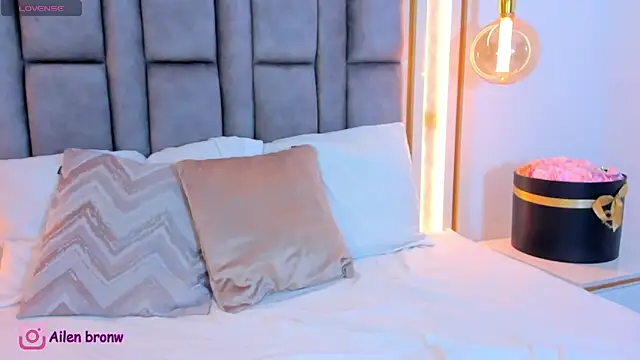 Snapshot of elianabrown chatting on 03-22-26, 12:47 elianabrown online show from 03-22-26, 12:47