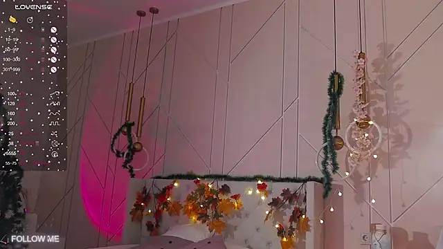 Snapshot of Lolly_Neal chatting on 12-22-24, 11:22 Lolly Neal online show from 12-22-24, 11:22