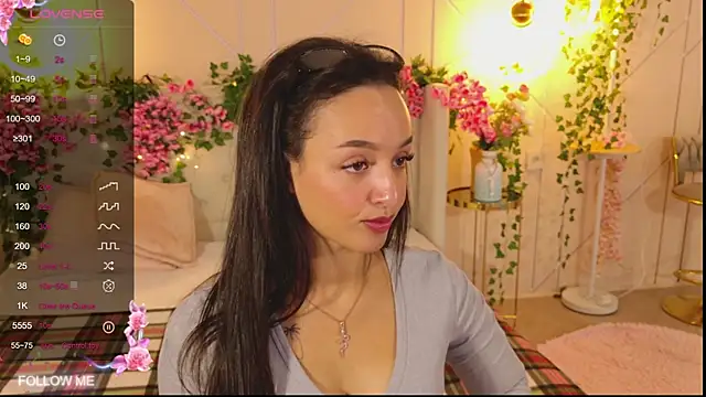 Snapshot of Lolly_Neal chatting on 10-14-25, 04:57 Lolly Neal online show from 10-14-25, 04:57