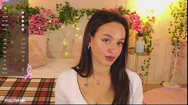 Snapshot of Lolly_Neal chatting on 10-15-25, 05:07 Lolly Neal online show from 10-15-25, 05:07