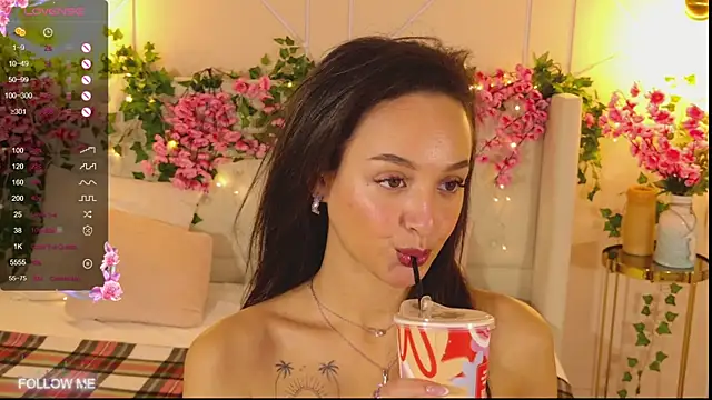 Snapshot of Lolly_Neal chatting on 10-20-25, 04:57 Lolly Neal online show from 10-20-25, 04:57