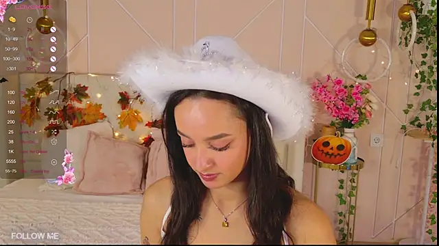 Snapshot of Lolly_Neal chatting on 10-29-25, 04:59 Lolly Neal online show from 10-29-25, 04:59