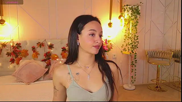 Snapshot of Lolly_Neal chatting on 10-30-25, 04:47 Lolly Neal online show from 10-30-25, 04:47