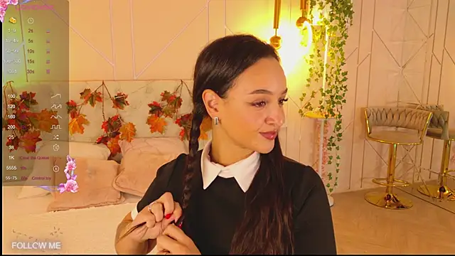 Snapshot of Lolly_Neal chatting on 10-31-25, 04:57 Lolly Neal online show from 10-31-25, 04:57