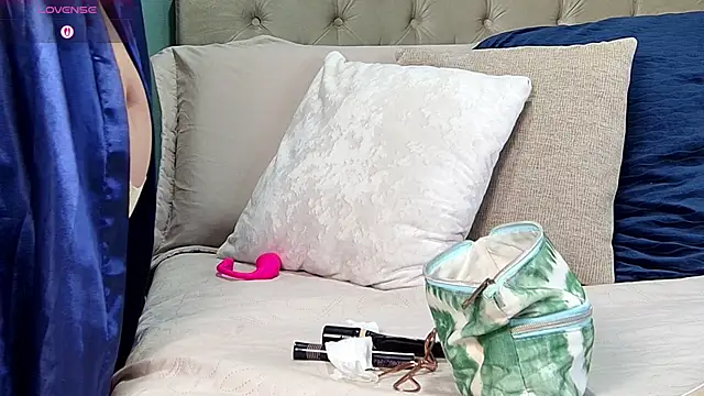 Snapshot of yanella_fire chatting on 10-25-25, 11:07 yanella fire online show from 10-25-25, 11:07