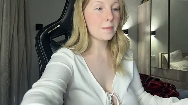 Snapshot of x_ivy_x chatting on 12-10-24, 04:27 x ivy x online show from 12-10-24, 04:27