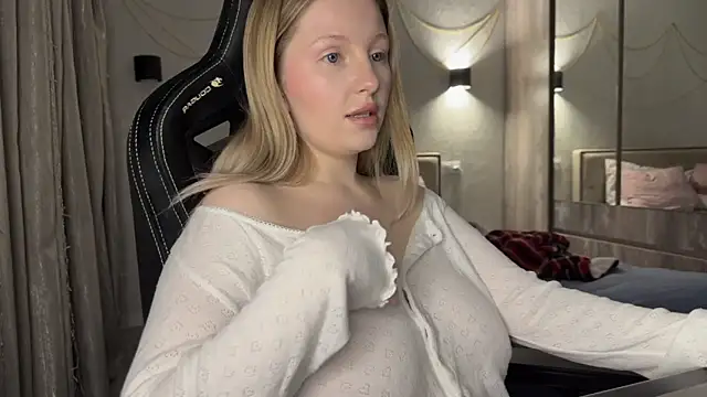 Snapshot of x_ivy_x chatting on 01-04-25, 03:49 x ivy x online show from 01-04-25, 03:49