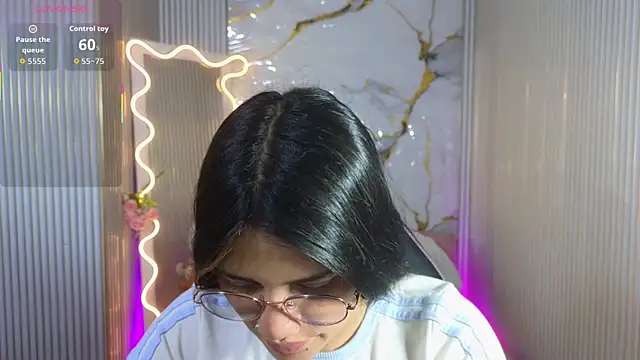 Snapshot of Chiara_tay chatting on 04-17-26, 07:06 Chiara tay online show from 04-17-26, 07:06