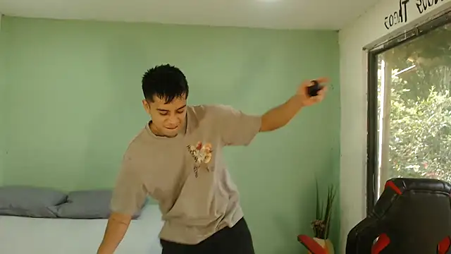 Snapshot of danielitopapuu chatting on 02-12-26, 02:01 danielitopapuu online show from 02-12-26, 02:01