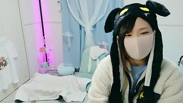 Snapshot of MEI--55 chatting on 10-31-25, 09:21 MEI--55 online show from 10-31-25, 09:21