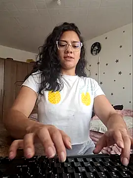 Thaliacooper  online show from 12-04-25, 07:00