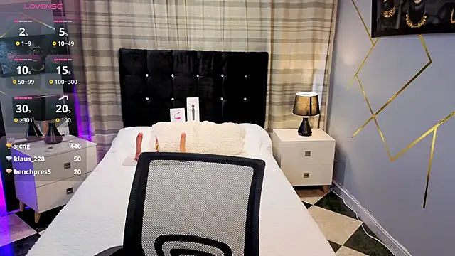 Megan Do Santos online show from 12-16-25, 08:25