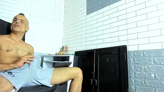 Snapshot of GeorgeZarrate chatting on 04-09-26, 04:23 GeorgeZarrate online show from 04-09-26, 04:23