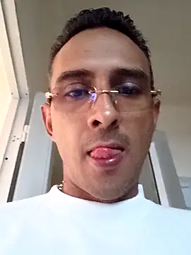 Snapshot of paisa233 chatting on 10-24-25, 02:35 paisa233 online show from 10-24-25, 02:35