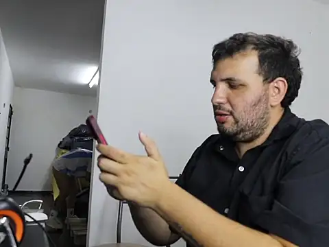 Snapshot of zekefotoslive chatting on 02-25-26, 01:15 zekefotoslive online show from 02-25-26, 01:15