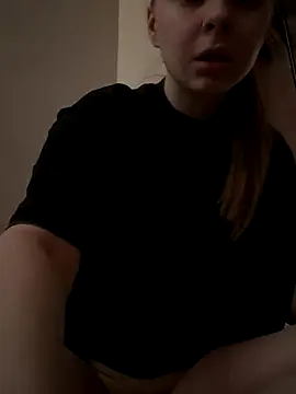 Snapshot of wrenlie chatting on 09-18-25, 03:30 wrenlie online show from 09-18-25, 03:30