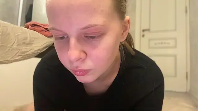 Snapshot of wrenlie chatting on 04-20-26, 09:05 wrenlie online show from 04-20-26, 09:05