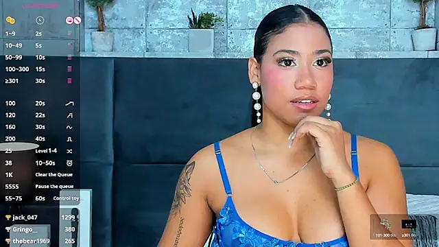 Snapshot of Salome_Diaz_ chatting on 02-17-25, 07:31 Salome Diaz online show from 02-17-25, 07:31