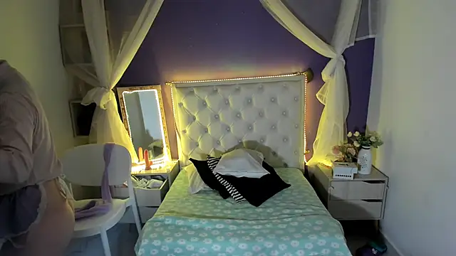 Ingrid Casas online show from 12-21-24, 07:49