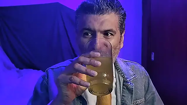 Snapshot of BushBator chatting on 09-20-25, 06:58 BushBator online show from 09-20-25, 06:58