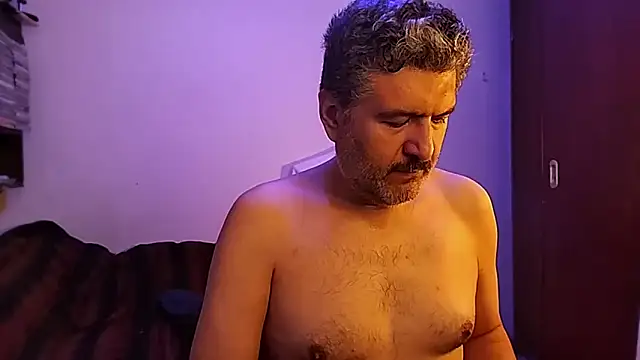 Snapshot of BushBator chatting on 09-30-25, 06:35 BushBator online show from 09-30-25, 06:35