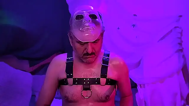 Snapshot of BushBator chatting on 10-19-25, 07:42 BushBator online show from 10-19-25, 07:42