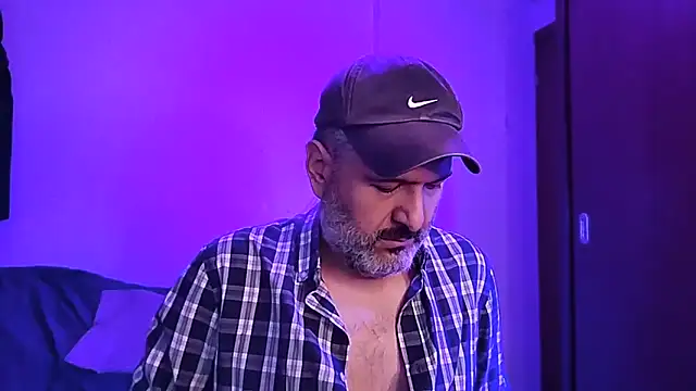 Snapshot of BushBator chatting on 11-14-25, 05:17 BushBator online show from 11-14-25, 05:17