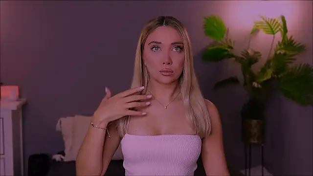 Snapshot of Jessielle chatting on 11-18-25, 12:20 Jessielle online show from 11-18-25, 12:20