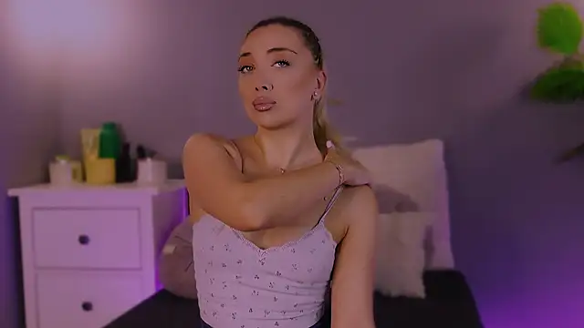 Snapshot of Jessielle chatting on 12-04-25, 04:22 Jessielle online show from 12-04-25, 04:22