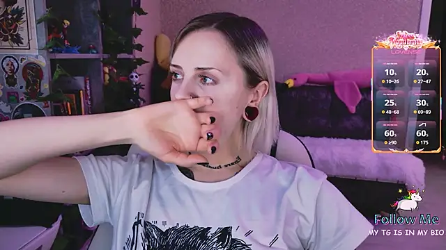 Snapshot of NaniMoore chatting on 02-16-26, 09:00 NaniMoore online show from 02-16-26, 09:00