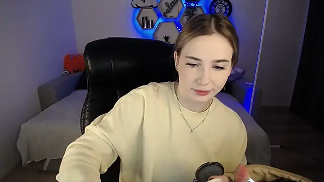 SabrinViolet online show from 12-15-24, 09:03