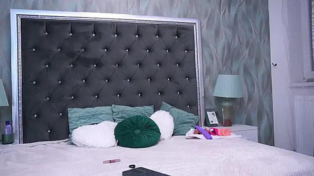 Snapshot of AnneHove chatting on 12-06-24, 06:17 AnneHove online show from 12-06-24, 06:17