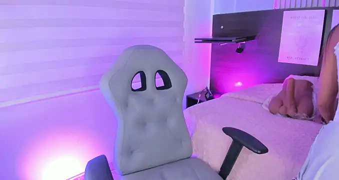 Snapshot of Violet_spencer chatting on 10-16-25, 08:21 Violet spencer online show from 10-16-25, 08:21