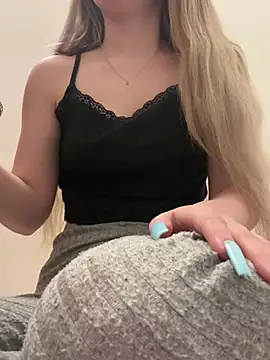 Snapshot of Holly-Glamour chatting on 03-21-25, 05:54 Holly-Glamour online show from 03-21-25, 05:54