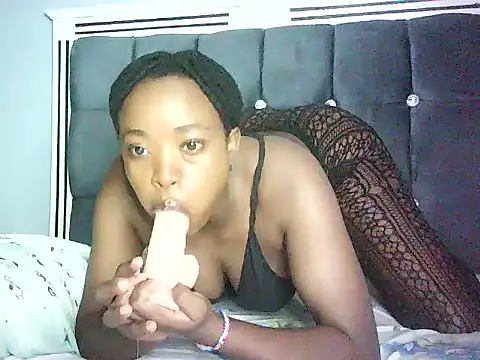 Snapshot of Cryaluna chatting on 05-08-26, 04:07 Cryaluna online show from 05-08-26, 04:07