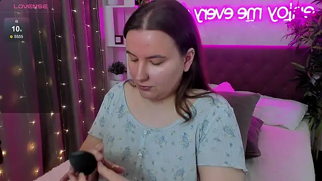 Snapshot of FeralPeach chatting on 05-17-26, 07:17 FeralPeach online show from 05-17-26, 07:17