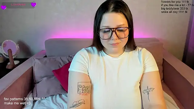 Snapshot of Ruth_Oliver chatting on 03-08-25, 11:27 Ruth Oliver online show from 03-08-25, 11:27