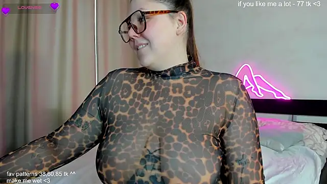 Snapshot of Ruth_Oliver chatting on 03-10-25, 08:15 Ruth Oliver online show from 03-10-25, 08:15