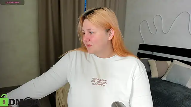 Snapshot of Ruth_Oliver chatting on 10-27-25, 01:09 Ruth Oliver online show from 10-27-25, 01:09