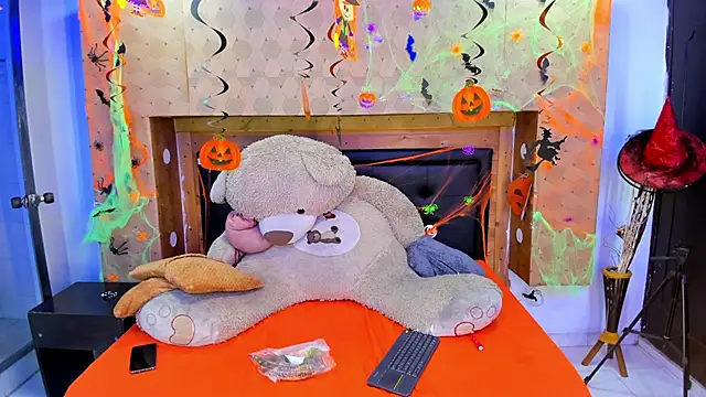 Snapshot of SofiAndNicol chatting on 10-27-25, 11:14 SofiAndNicol online show from 10-27-25, 11:14