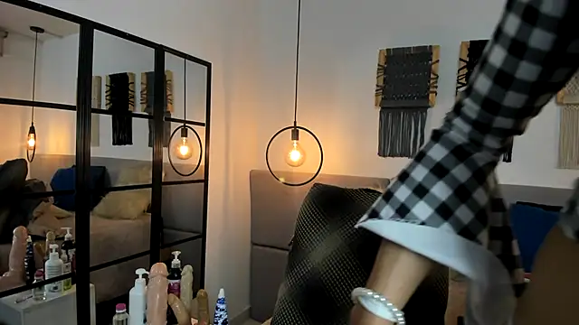Snapshot of Sweet_camille chatting on 12-20-24, 02:19 Sweet camille online show from 12-20-24, 02:19