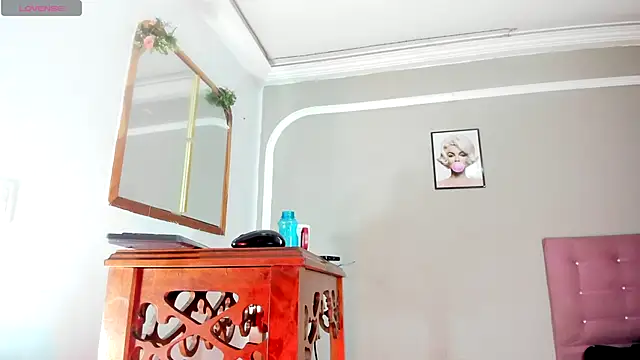 Snapshot of Jimena_Grey chatting on 10-26-25, 06:58 Jimena Grey online show from 10-26-25, 06:58