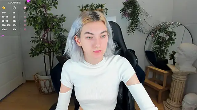 Mia Cheers online show from 12-08-24, 01:47