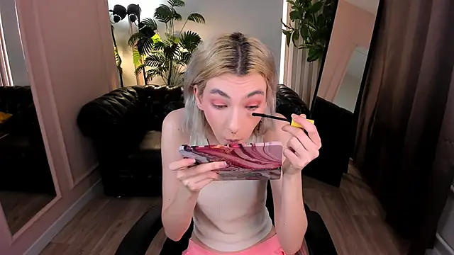 Mia Cheers online show from 01-28-25, 01:49