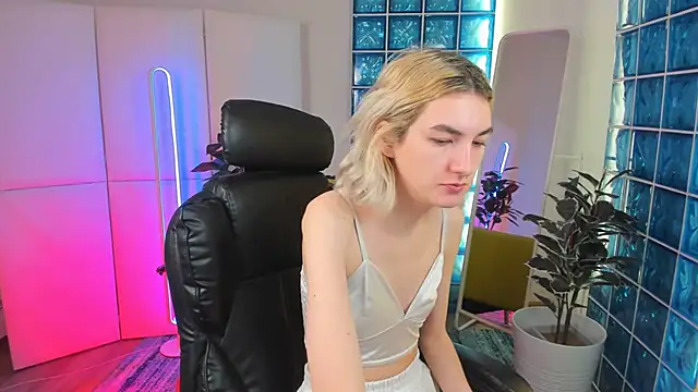 Mia Cheers online show from 03-04-25, 01:49