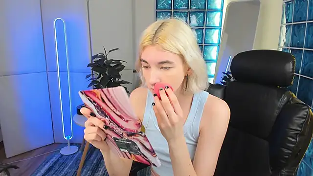 Mia Cheers online show from 03-20-25, 01:48